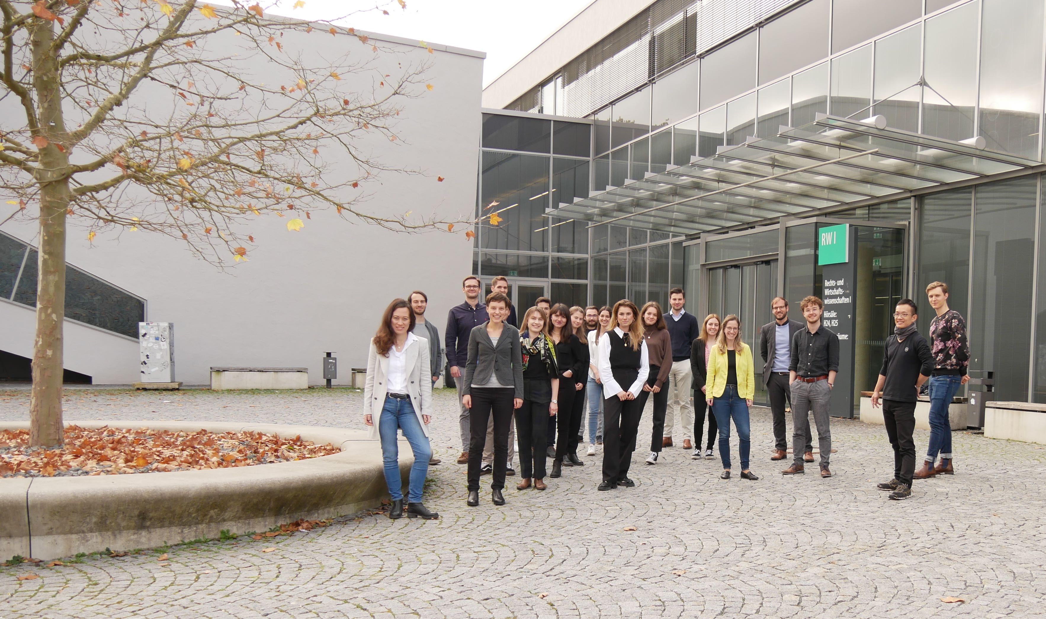 Foto des Lehrstuhlteams vor dem Gebäude RW I