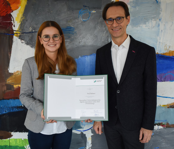 Foto von Tina Bühner und Vizepräsident Prof. Dr. Martin Huber